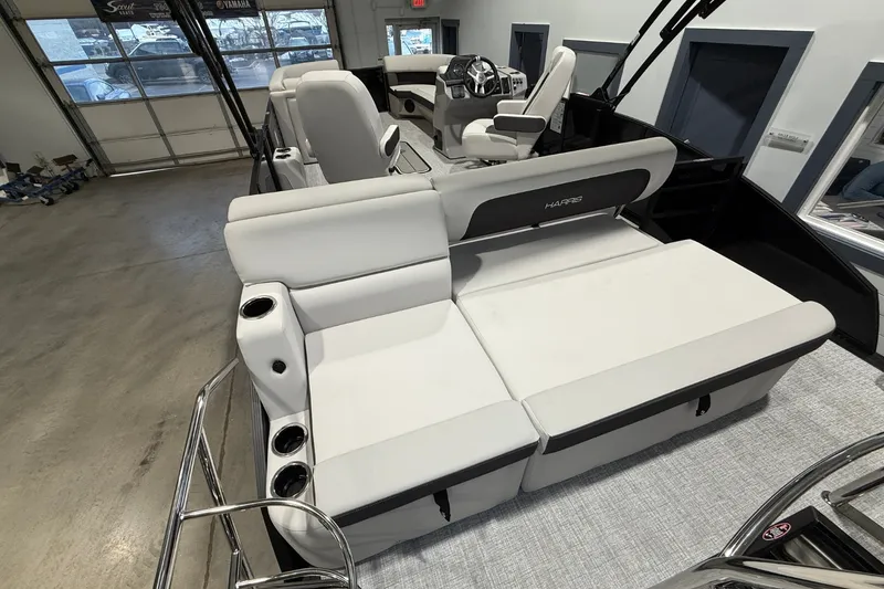 Slide: The Image of Harris Cruiser 230 2026 - 7