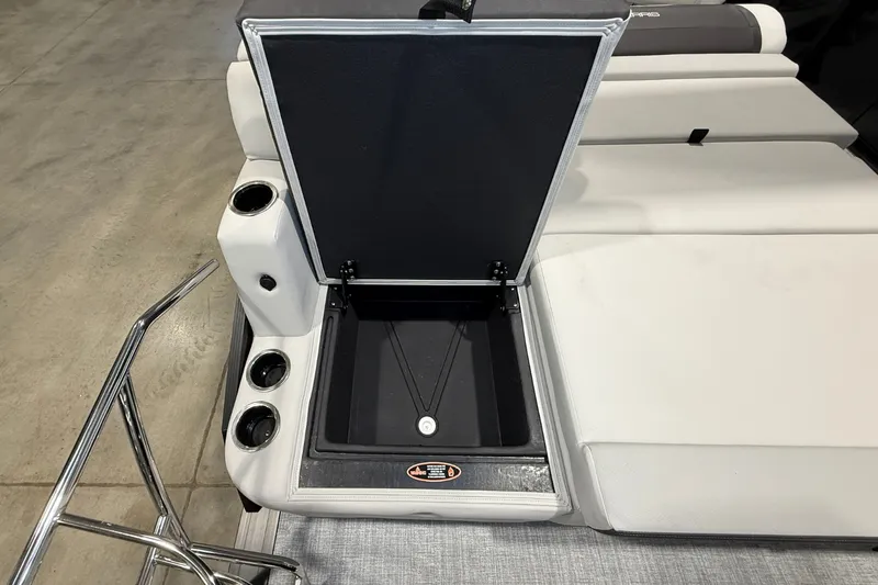 Slide: The Image of Harris Cruiser 230 2026 - 8