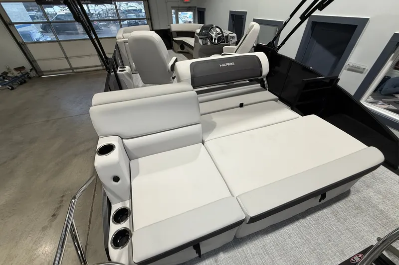 Slide: The Image of Harris Cruiser 230 2026 - 9