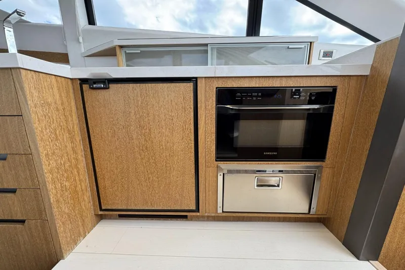 Slide: The Image of Galeon 420 2018 - 20