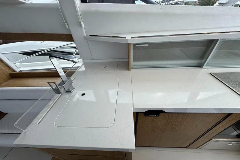 Slide: The Image of Galeon 420 2018 - 29