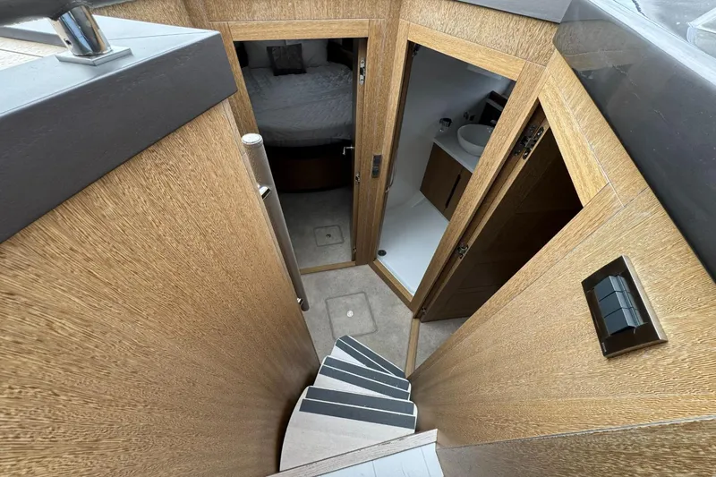 Slide: The Image of Galeon 420 2018 - 31