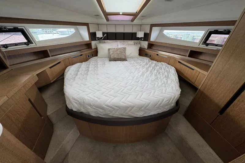 Slide: The Image of Galeon 420 2018 - 32