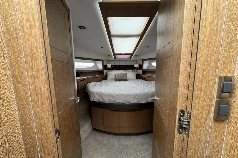 Slide: The Image of Galeon 420 2018 - 33