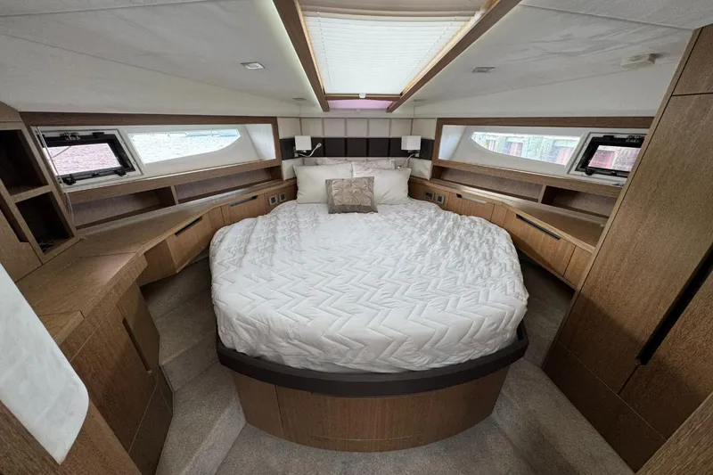 Slide: The Image of Galeon 420 2018 - 34