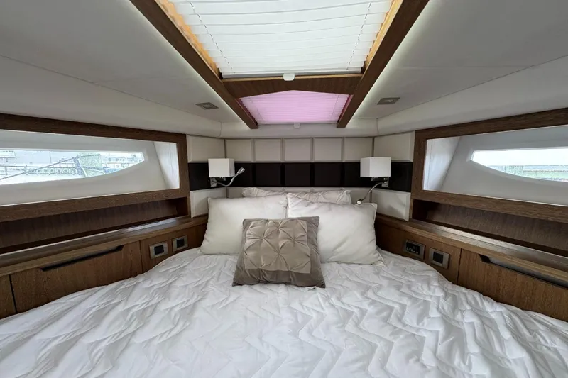 Slide: The Image of Galeon 420 2018 - 35