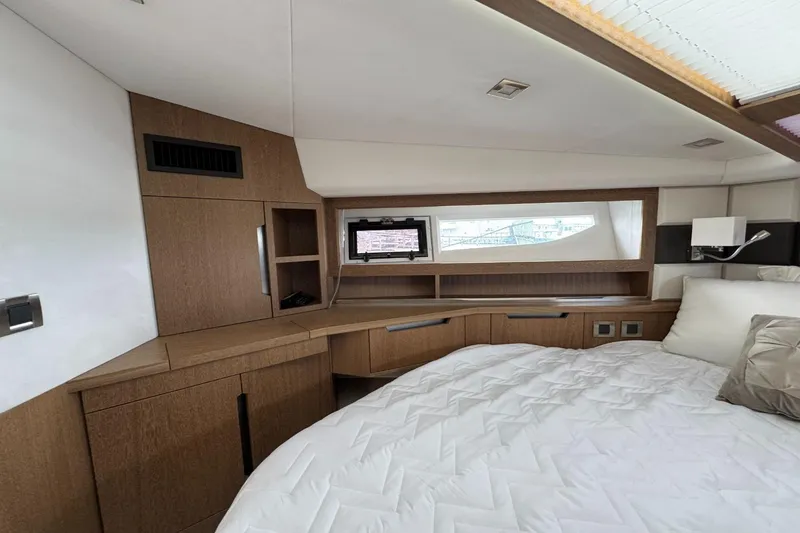 Slide: The Image of Galeon 420 2018 - 36