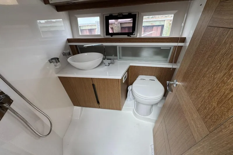 Slide: The Image of Galeon 420 2018 - 40