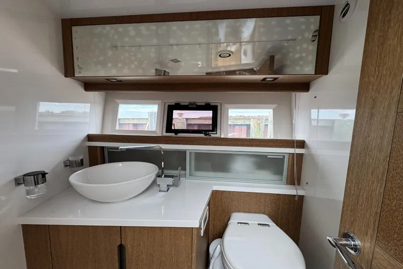 Slide: The Image of Galeon 420 2018 - 41