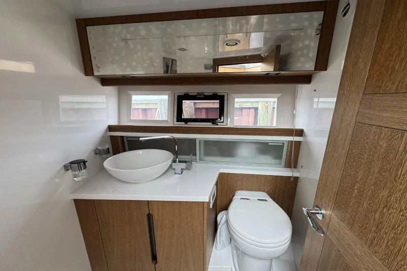 Slide: The Image of Galeon 420 2018 - 42