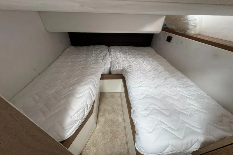 Slide: The Image of Galeon 420 2018 - 54