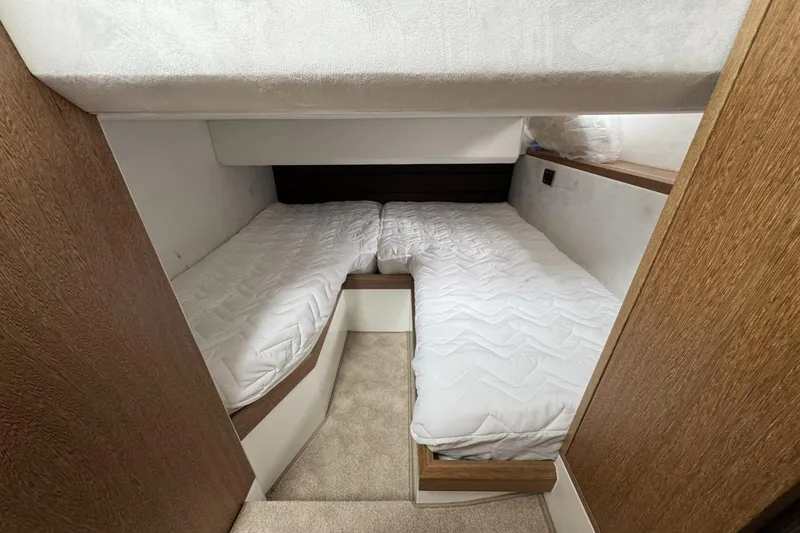 Slide: The Image of Galeon 420 2018 - 56