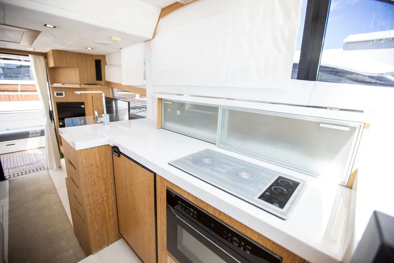 Slide: The Image of Galeon 420 2018 - 29