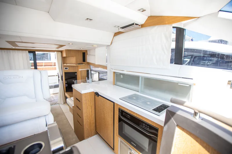 Slide: The Image of Galeon 420 2018 - 30