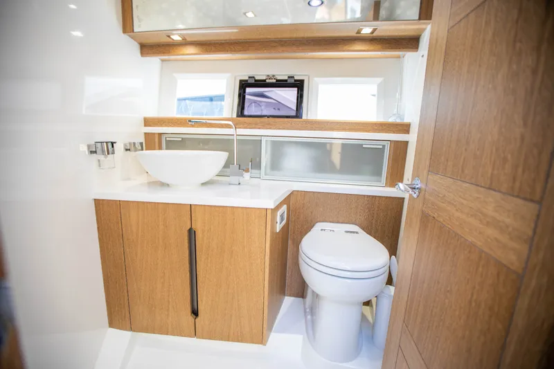 Slide: The Image of Galeon 420 2018 - 65