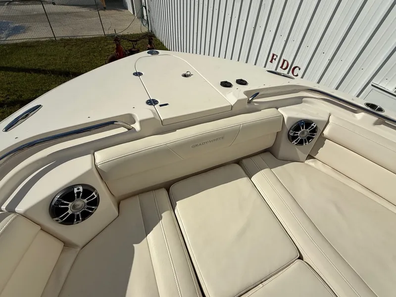 Slide: The Image of Grady-White FREEDOM 325 2020 - 26