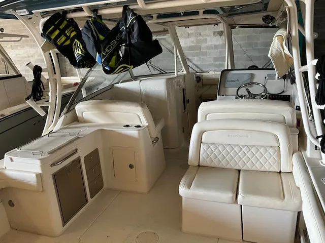 Slide: The Image of Grady-White FREEDOM 325 2020 - 34