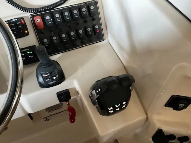 Slide: The Image of Grady-White FREEDOM 325 2020 - 36