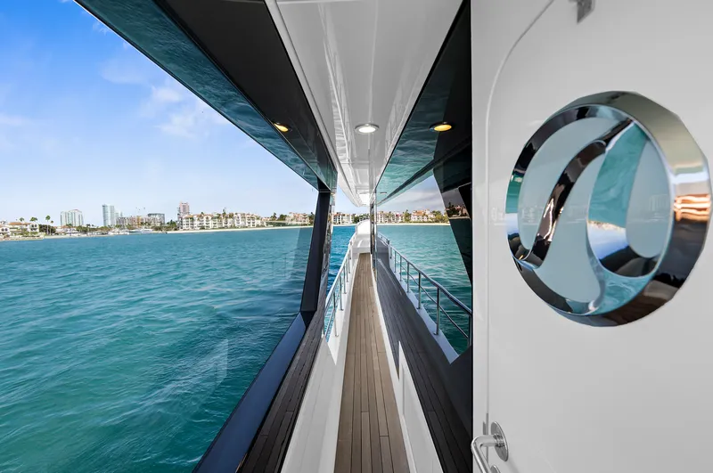 Slide: The Image of Ocean Alexander 32 L 2024 - 25