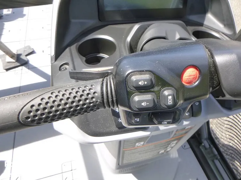 Slide: The Image of Sea-Doo Switch Cruise Limited 2025 - 16445410