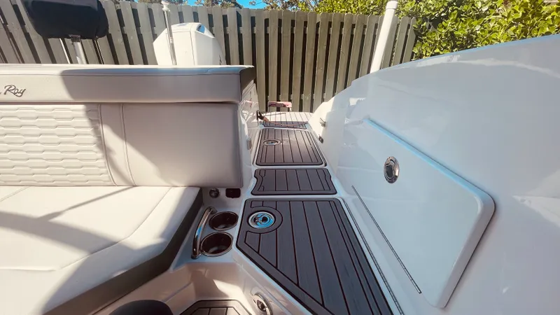 Slide: The Image of Sea Ray 230 SPX OUTBOARD 2023 - 15