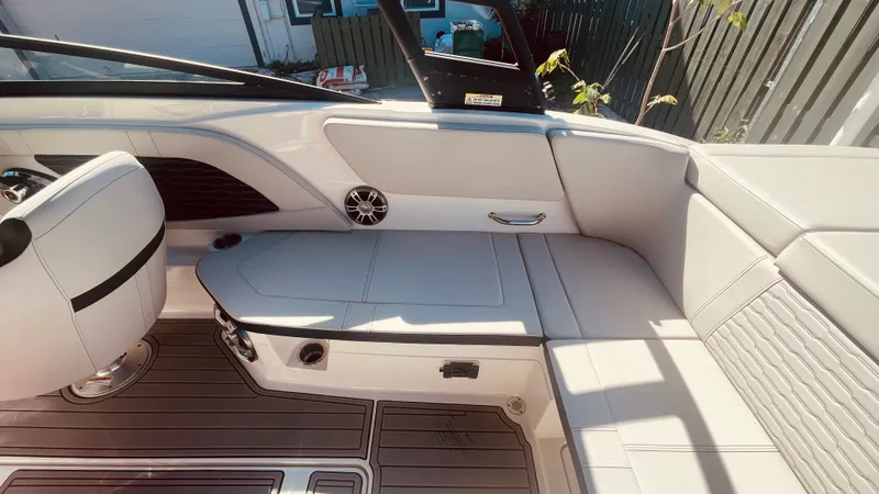 Slide: The Image of Sea Ray 230 SPX OUTBOARD 2023 - 17