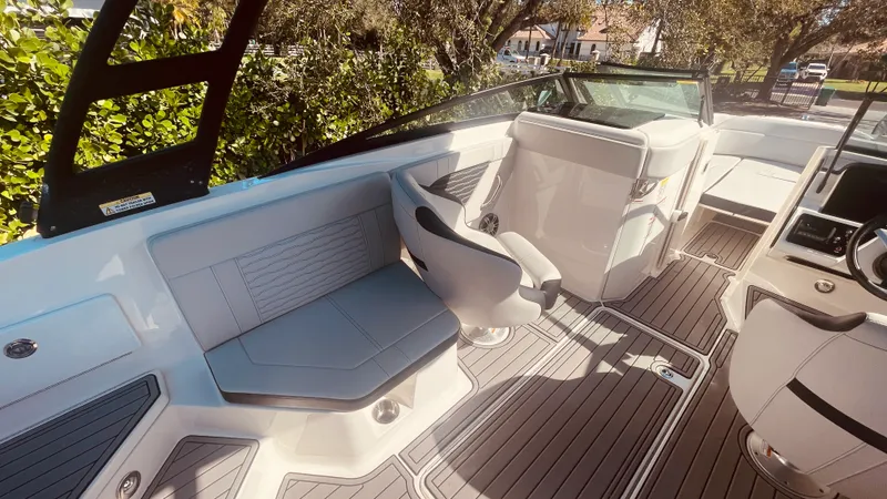 Slide: The Image of Sea Ray 230 SPX OUTBOARD 2023 - 18