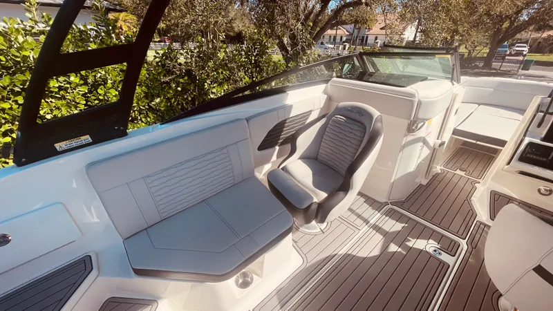 Slide: The Image of Sea Ray 230 SPX OUTBOARD 2023 - 19