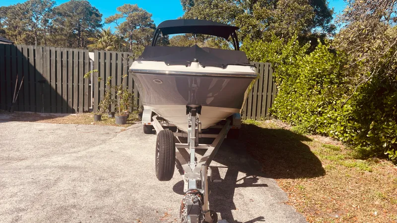 Slide: The Image of Sea Ray 230 SPX OUTBOARD 2023 - 2