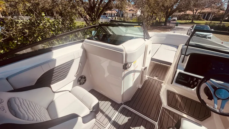 Slide: The Image of Sea Ray 230 SPX OUTBOARD 2023 - 21