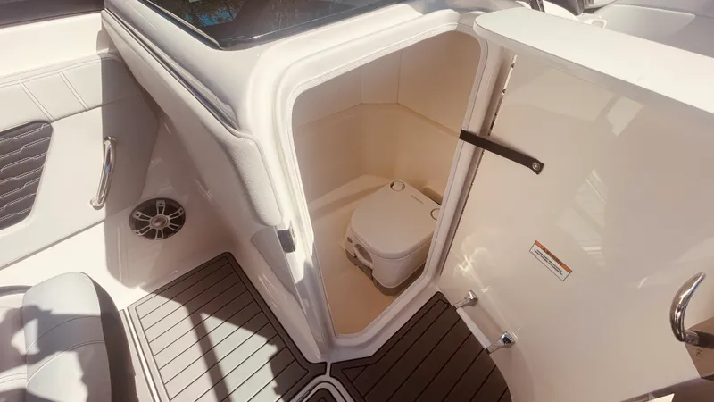 Slide: The Image of Sea Ray 230 SPX OUTBOARD 2023 - 22