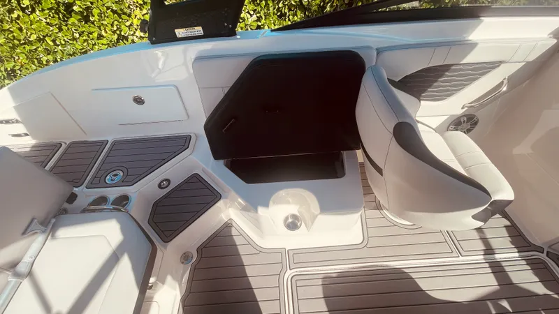 Slide: The Image of Sea Ray 230 SPX OUTBOARD 2023 - 25