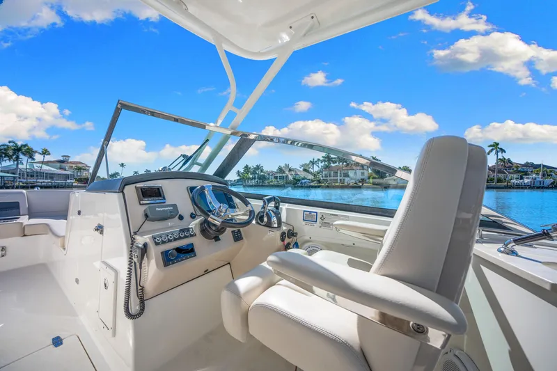 Slide: The Image of Boston Whaler 270 VANTAGE 2015 - 38