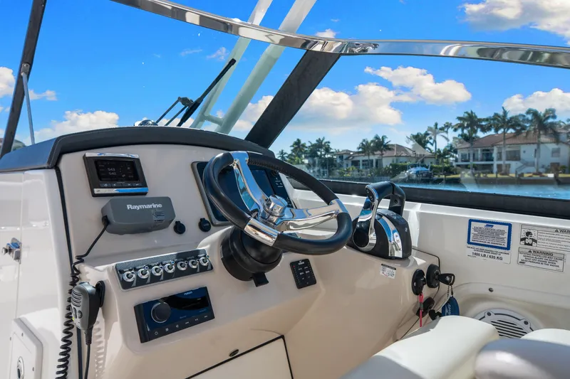 Slide: The Image of Boston Whaler 270 VANTAGE 2015 - 39