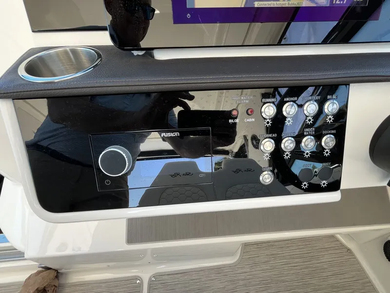 Slide: The Image of Sea Ray 320 SUNDANCER OB 2023 - 10