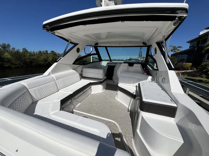 Slide: The Image of Sea Ray 320 SUNDANCER OB 2023 - 15
