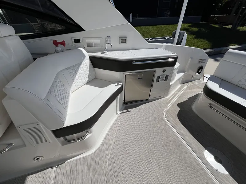 Slide: The Image of Sea Ray 320 SUNDANCER OB 2023 - 17