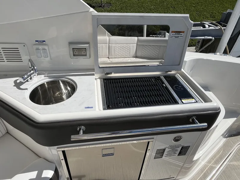 Slide: The Image of Sea Ray 320 SUNDANCER OB 2023 - 18