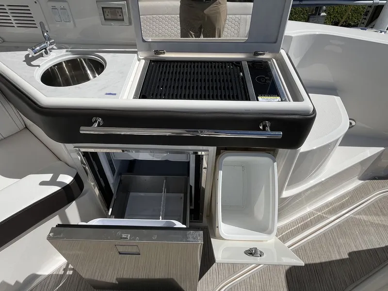 Slide: The Image of Sea Ray 320 SUNDANCER OB 2023 - 19