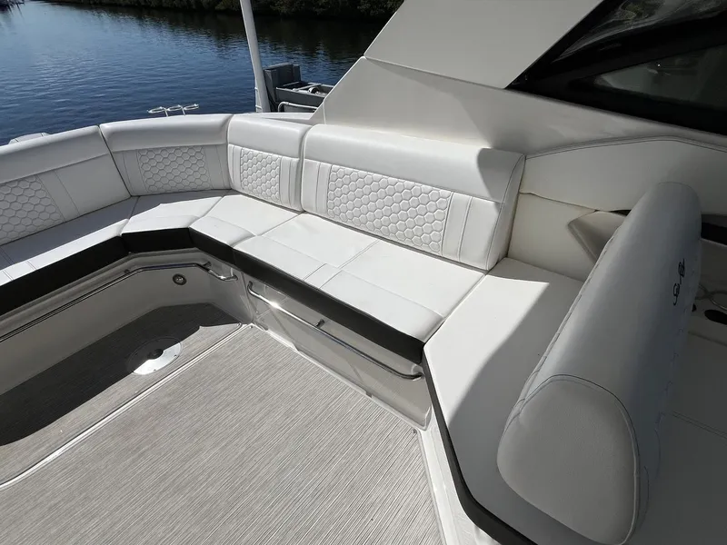 Slide: The Image of Sea Ray 320 SUNDANCER OB 2023 - 21