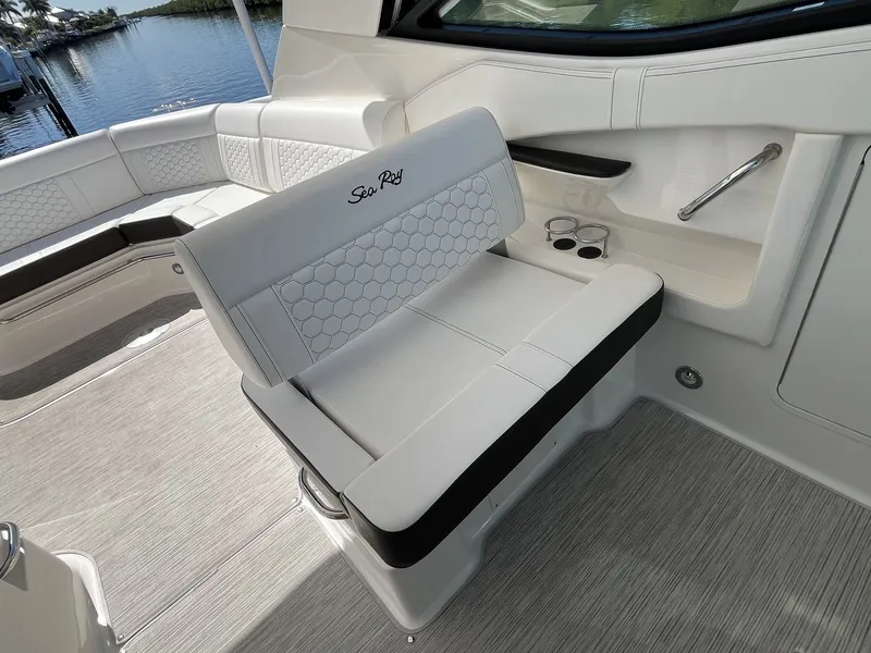 Slide: The Image of Sea Ray 320 SUNDANCER OB 2023 - 23