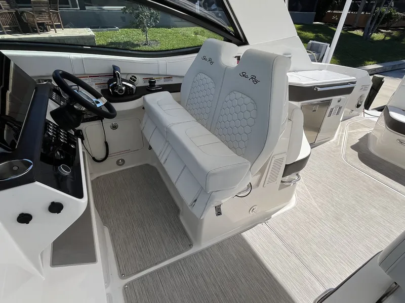 Slide: The Image of Sea Ray 320 SUNDANCER OB 2023 - 24