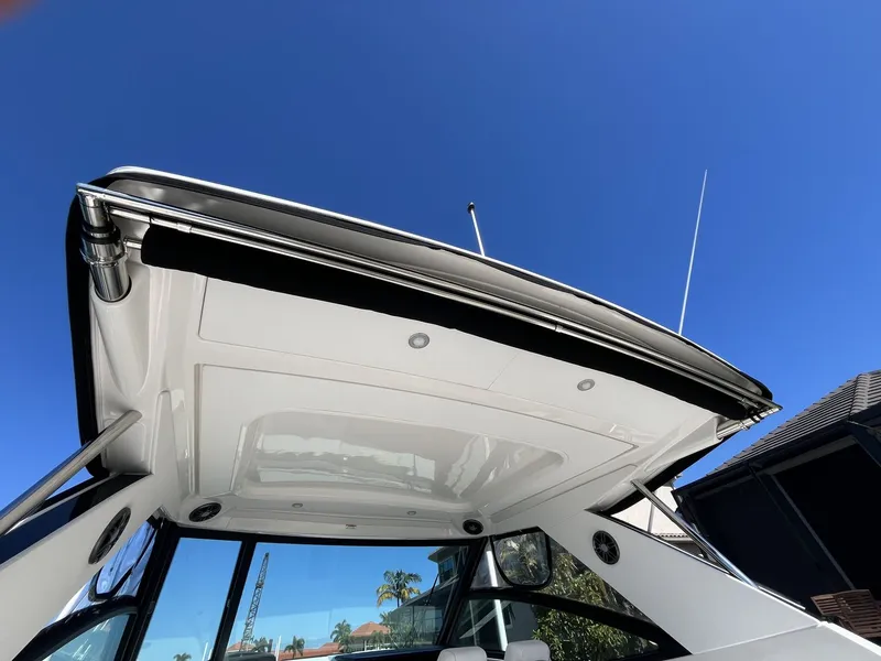 Slide: The Image of Sea Ray 320 SUNDANCER OB 2023 - 25