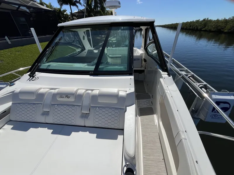 Slide: The Image of Sea Ray 320 SUNDANCER OB 2023 - 28