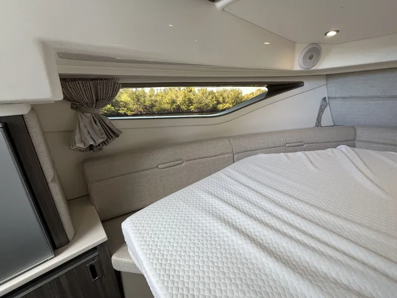 Slide: The Image of Sea Ray 320 SUNDANCER OB 2023 - 36