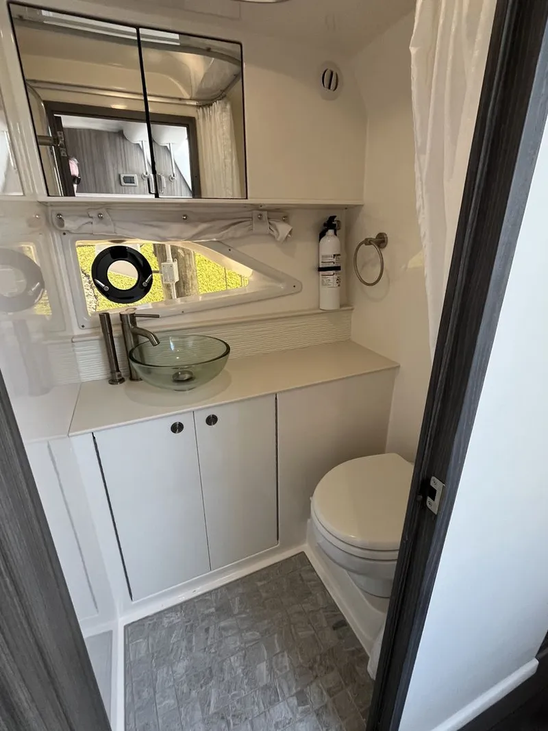 Slide: The Image of Sea Ray 320 SUNDANCER OB 2023 - 39