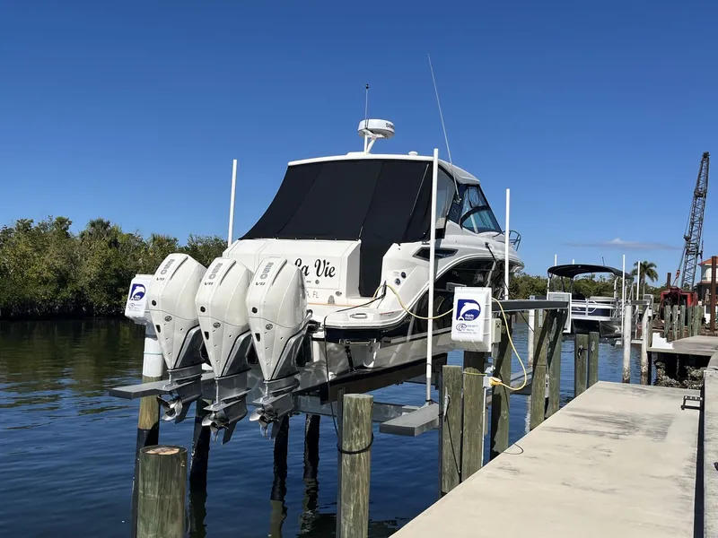 Slide: The Image of Sea Ray 320 SUNDANCER OB 2023 - 4