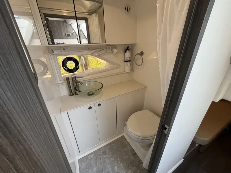 Slide: The Image of Sea Ray 320 SUNDANCER OB 2023 - 40