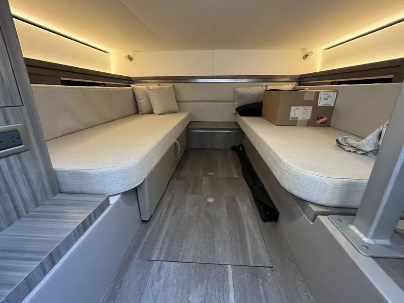 Slide: The Image of Sea Ray 320 SUNDANCER OB 2023 - 41