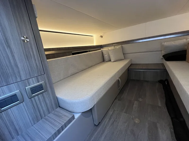 Slide: The Image of Sea Ray 320 SUNDANCER OB 2023 - 42